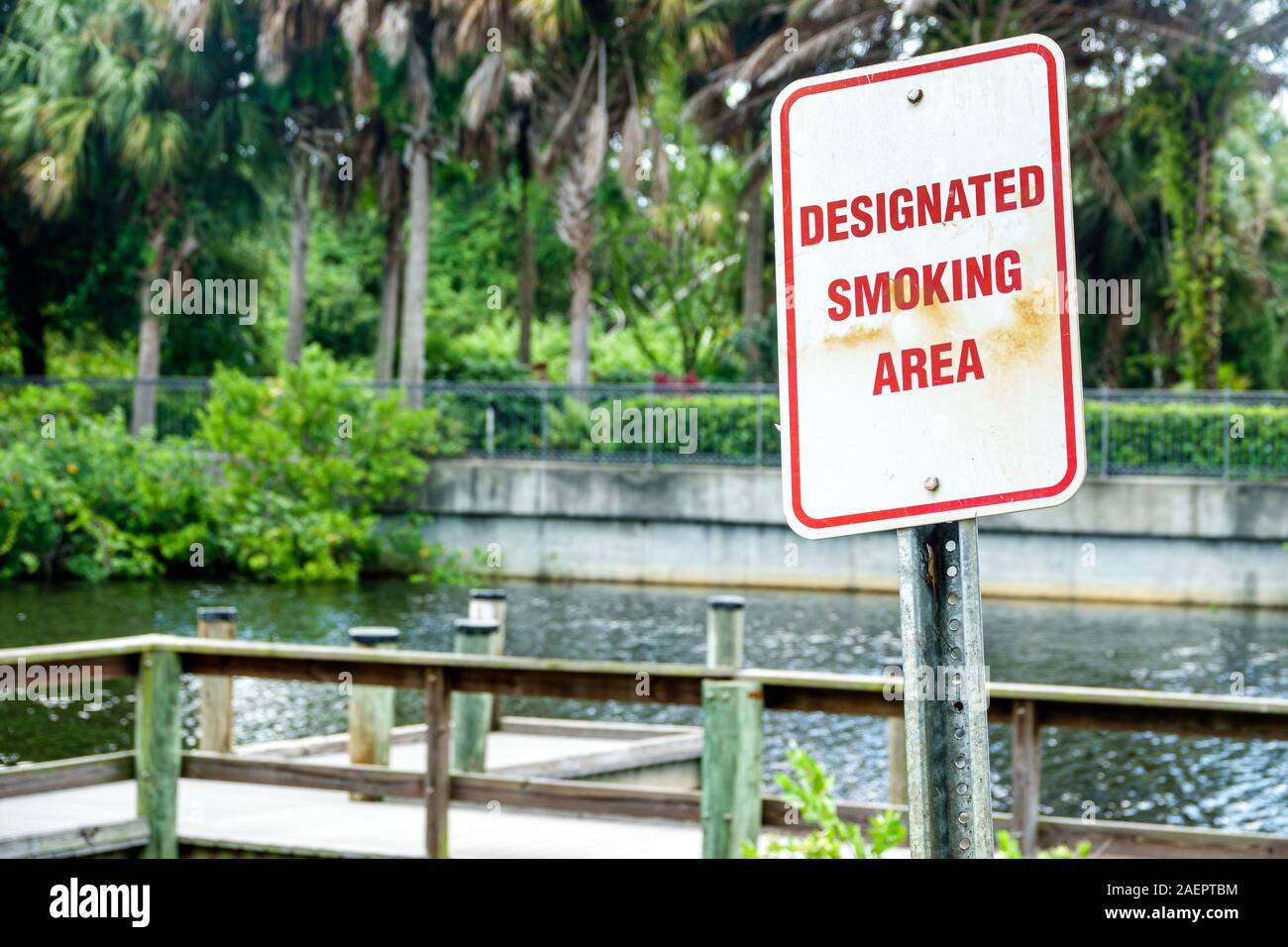 Port St. Saint Lucie Florida, North Fork St. Saint Lucie River Aquatic Preserve, Veterans Memorial Park, ausgewiesener Raucherbereich im Freien, Schild, FL190920011 Stockfoto