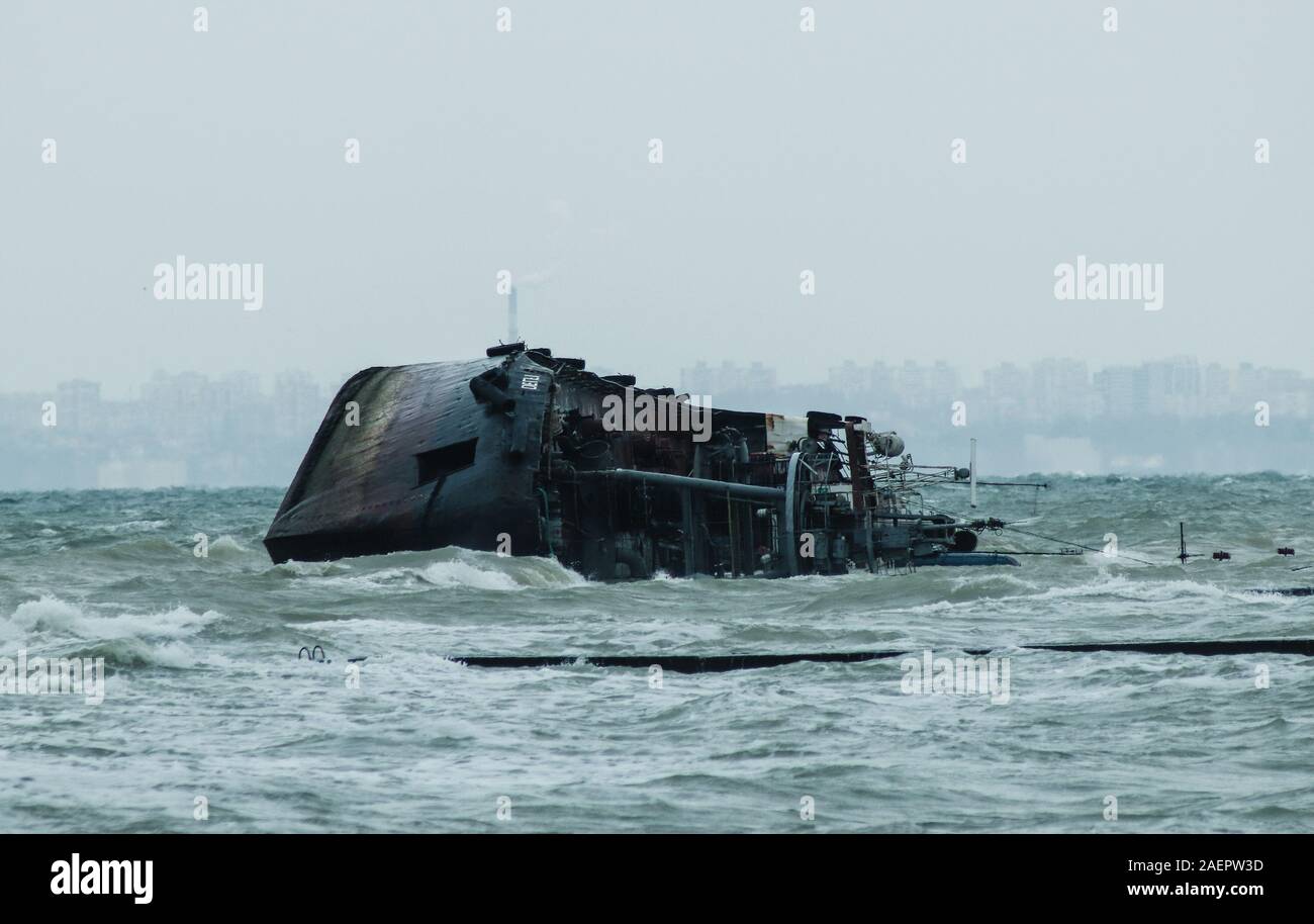 Odessa, Ukraine 11.22.2019: Die Havarie des Tankers "Elfi" auf dem Odessa Beach. Ökologische Katastrophe - Ölteppich auf Stadt Strände als Ergebnis eines Schiffes Stockfoto