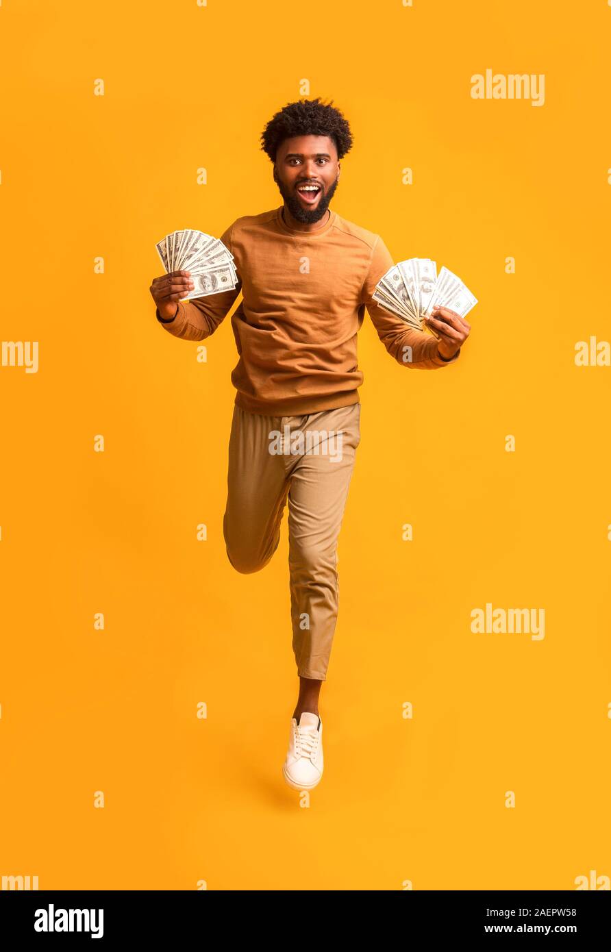 Afro Kerl feiert erfolgreiche finanzielle Bedienung begeistert Stockfoto