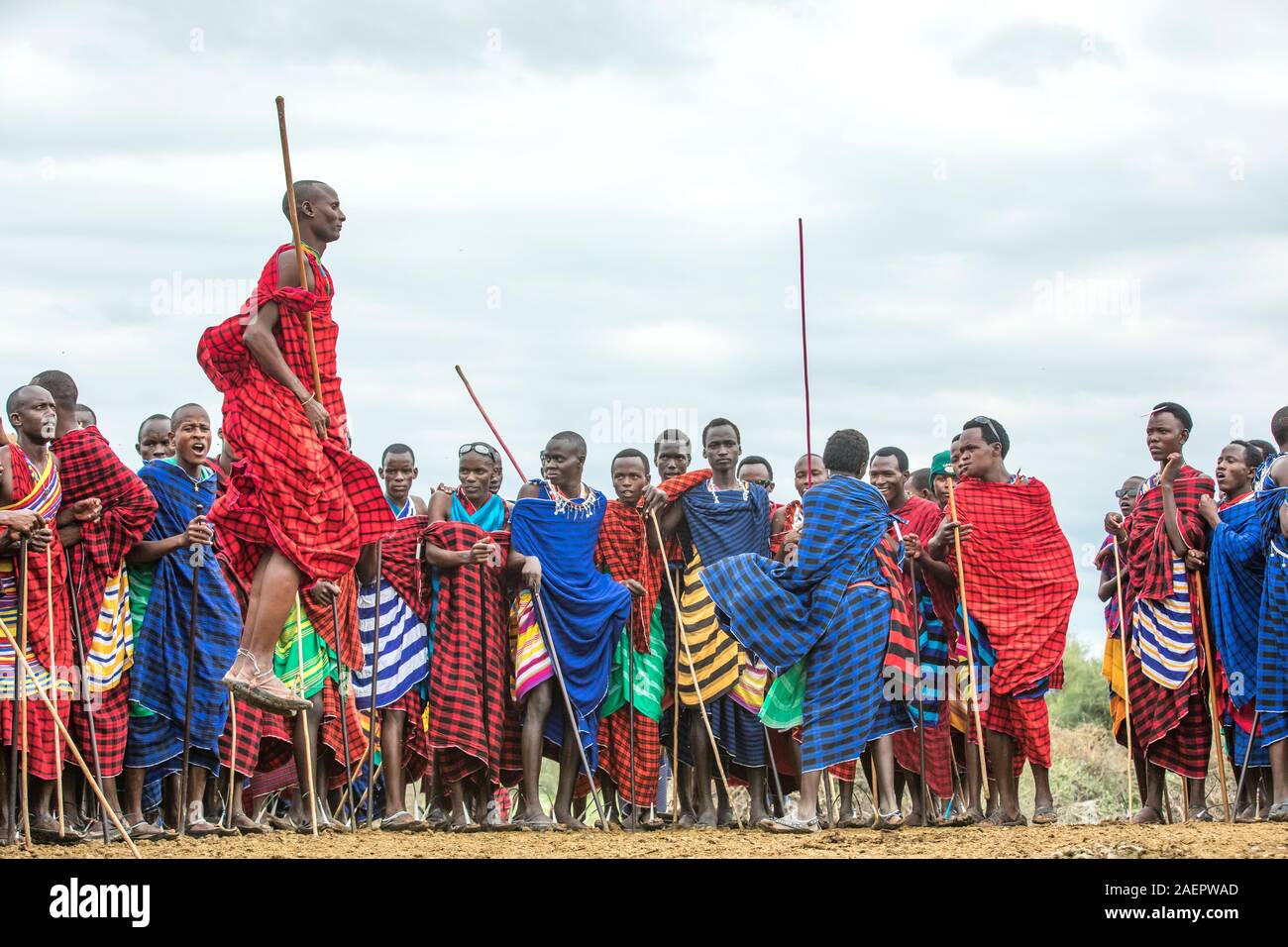 Gleichen, Tansania, 5. Juni, 2019: Masai Krieger, Springen beeindruckende haights Damen zu beeindrucken Stockfoto