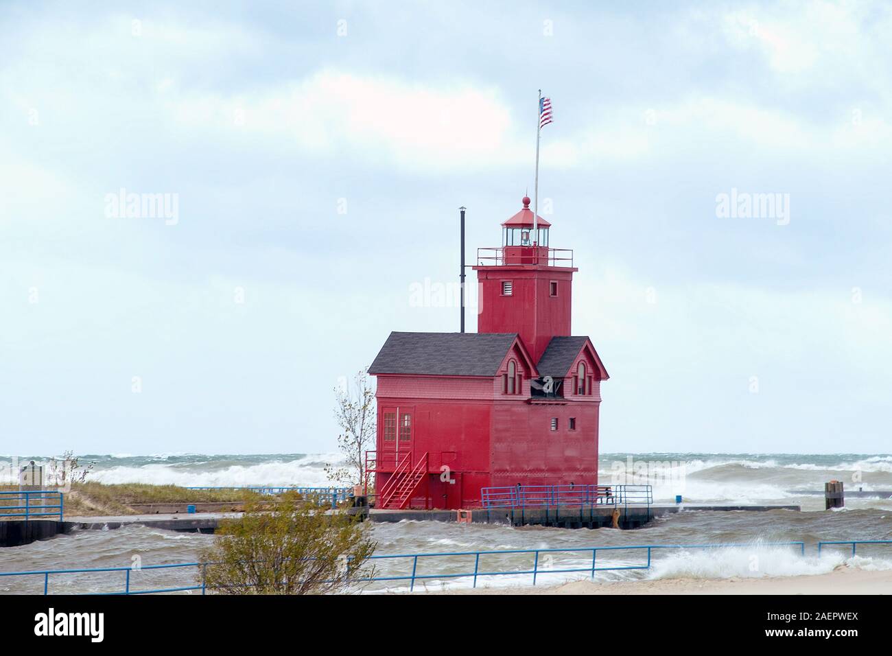 Holland Michigan Big Red Leuchtturm mit hoher Wasserstand und Wellen Stockfoto