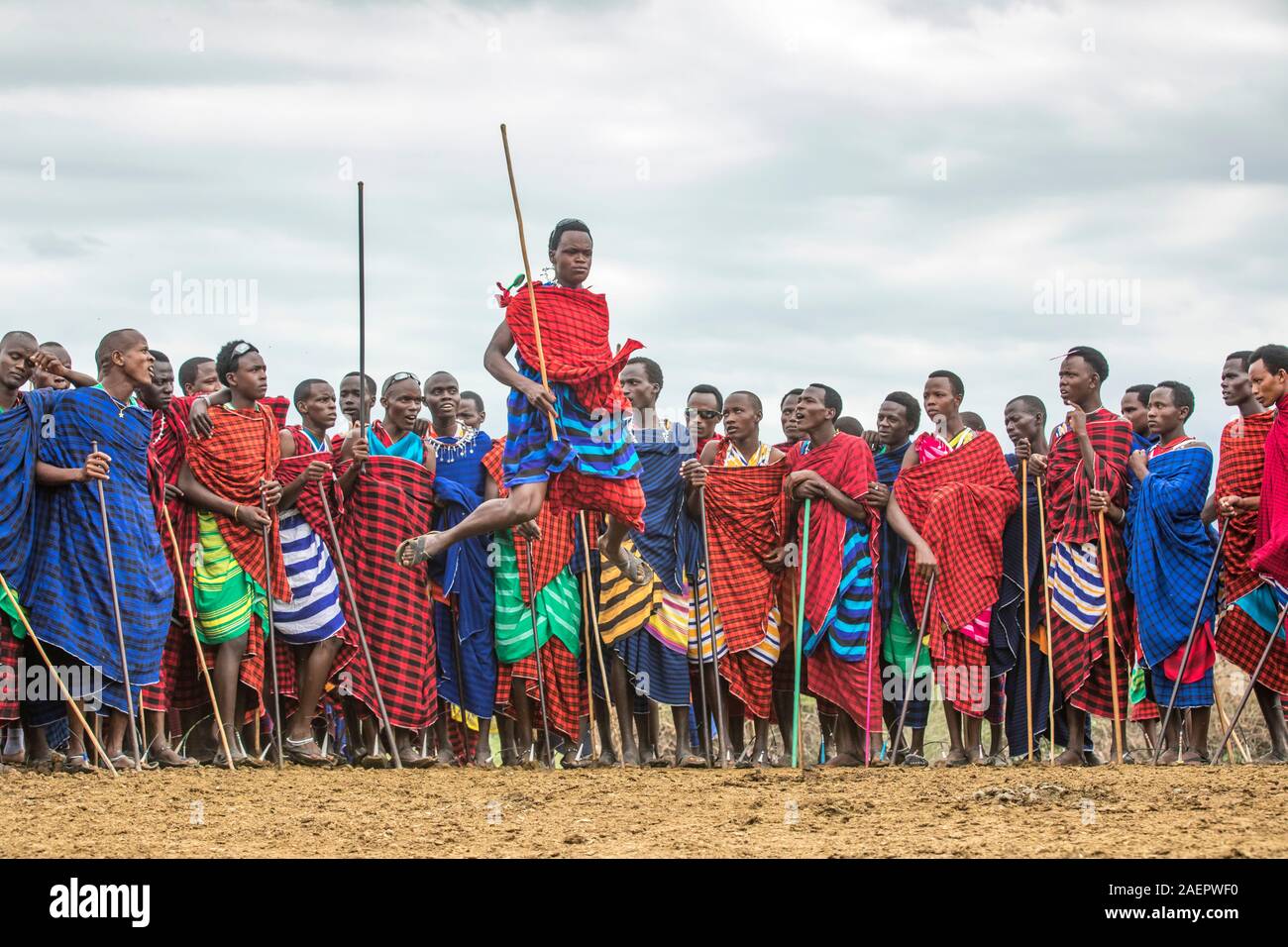 Gleichen, Tansania, 5. Juni, 2019: Masai Krieger, Springen beeindruckende haights Damen zu beeindrucken Stockfoto