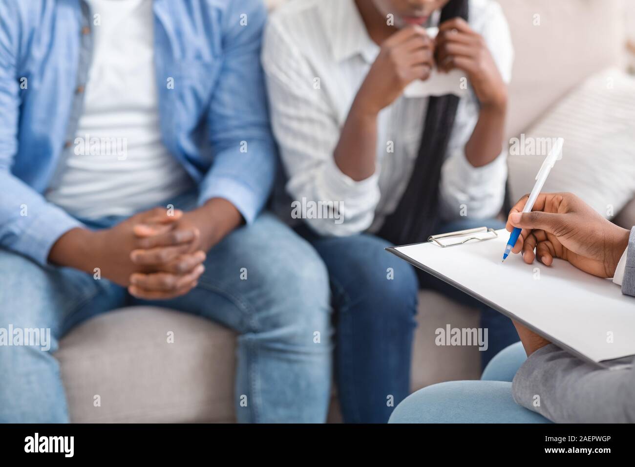 Psychologe Notizen auf eheliche Therapiesitzung für junge afro Paar Stockfoto