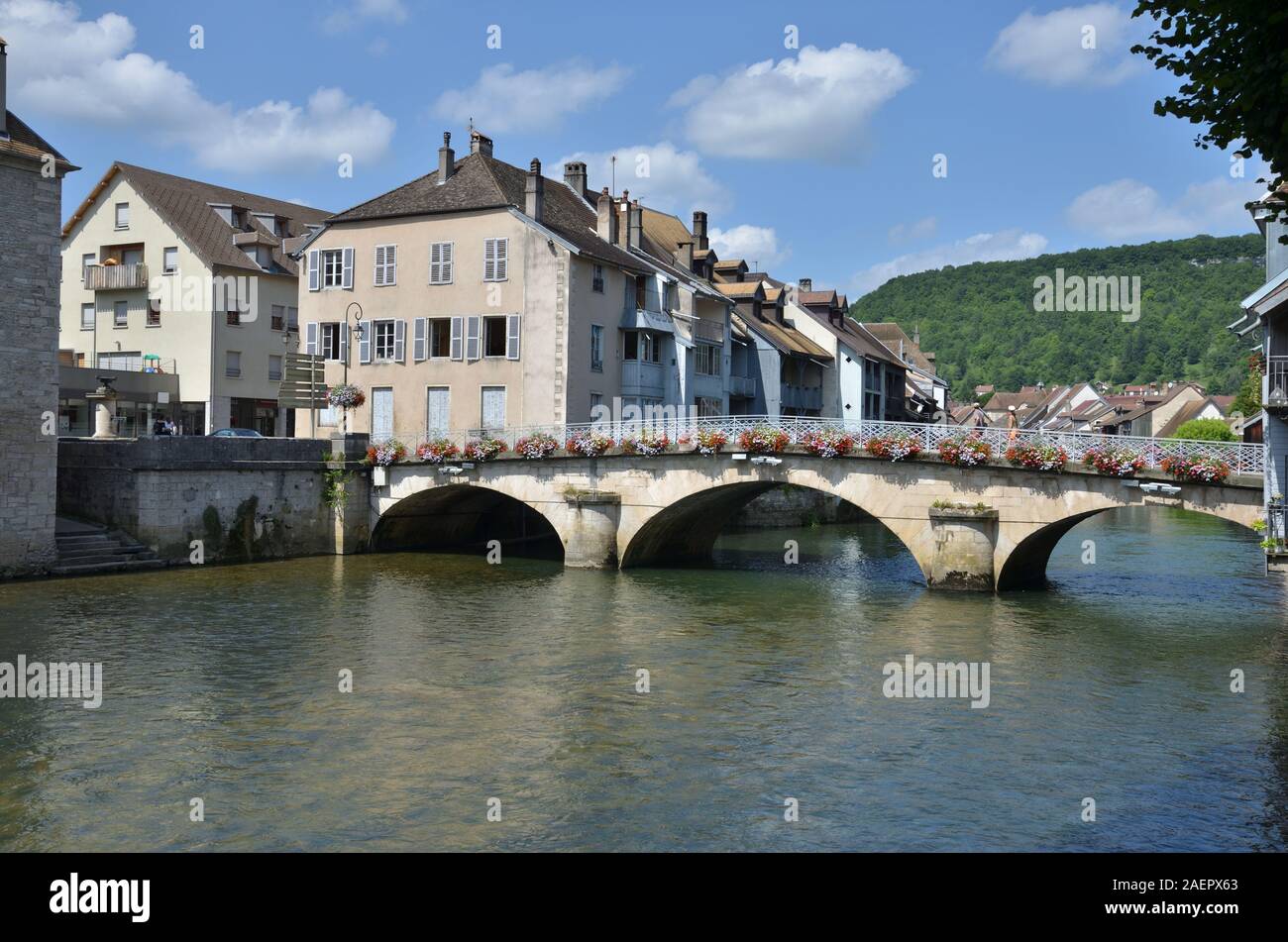 Die Brücke, die den Fluss von floralen Mustern gemildert Stockfoto