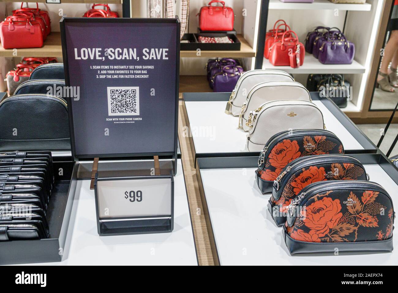 West Palm Beach Florida, Palm Beach Outlets, Einkaufen, Einkaufszentrum im Freien, Coach, Designer-Handtaschen, Zubehör, Scannen QR-Code-Barcode, Display-Verkauf, FL19 Stockfoto