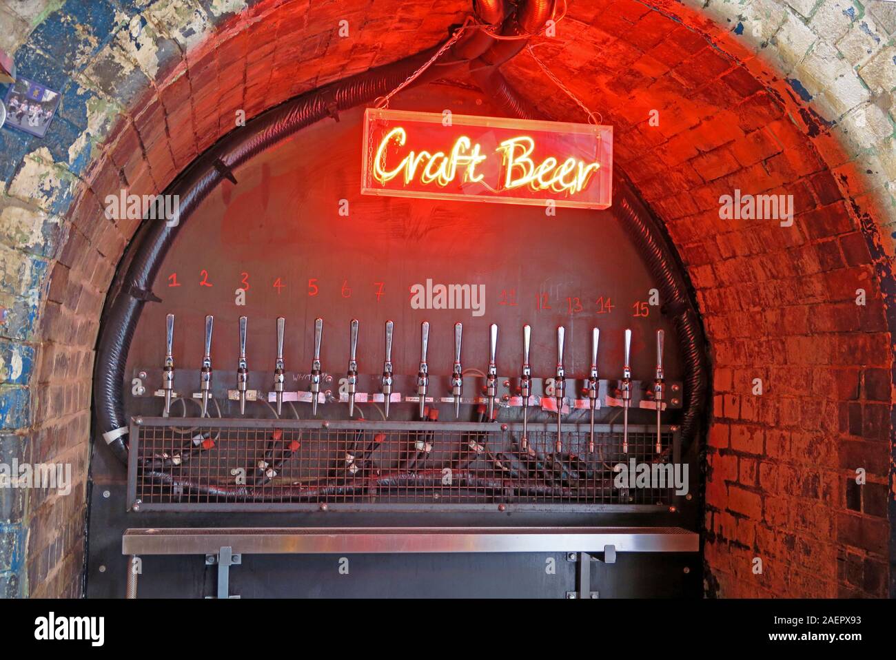 Rotes Neon Craft Beer Schild, Craft Beer Pub, The Indian Brewery Company, Snowhill, Arch 16 Livery Street, Birmingham, West Midlands, England, Großbritannien, B3 1EU Stockfoto