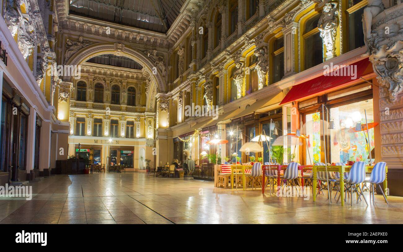 ODESSA/UKRAINE - 14. November 2019: Nacht Panorama auf Geschäfte und Cafes in "Passage" Einkaufszentrum auf Derybasivska Straße in Odessa Termine, Stockfoto