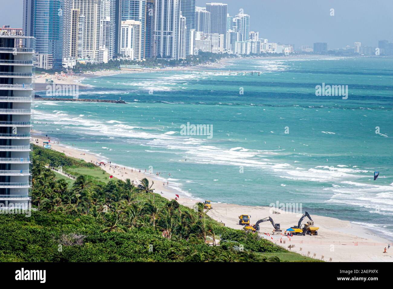 Florida, Atlantik, Miami Beach, North Beach, Sunny Isle, Küste, Ufer, Wasser, Wellen, Strandrestaurierung, Erosion, Sandverbreiterung, schwere Baugeräte Stockfoto