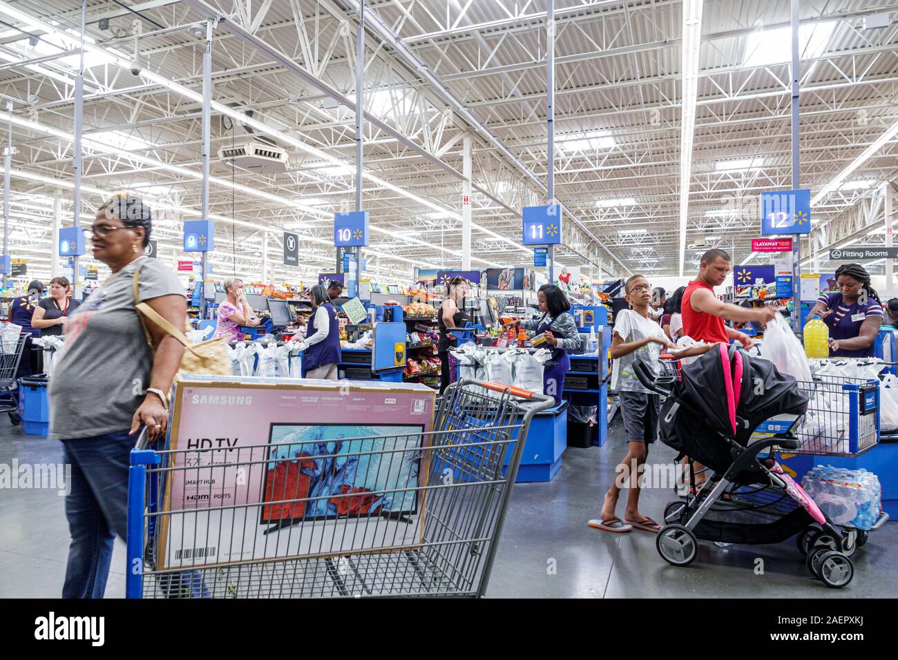 Miami Florida, Hialeah Walmart Big-Box, Discount Big Box Kaufhaus im Inneren, Einkaufen Business Kassierer, Check-out Kasse Black Woman fema Stockfoto