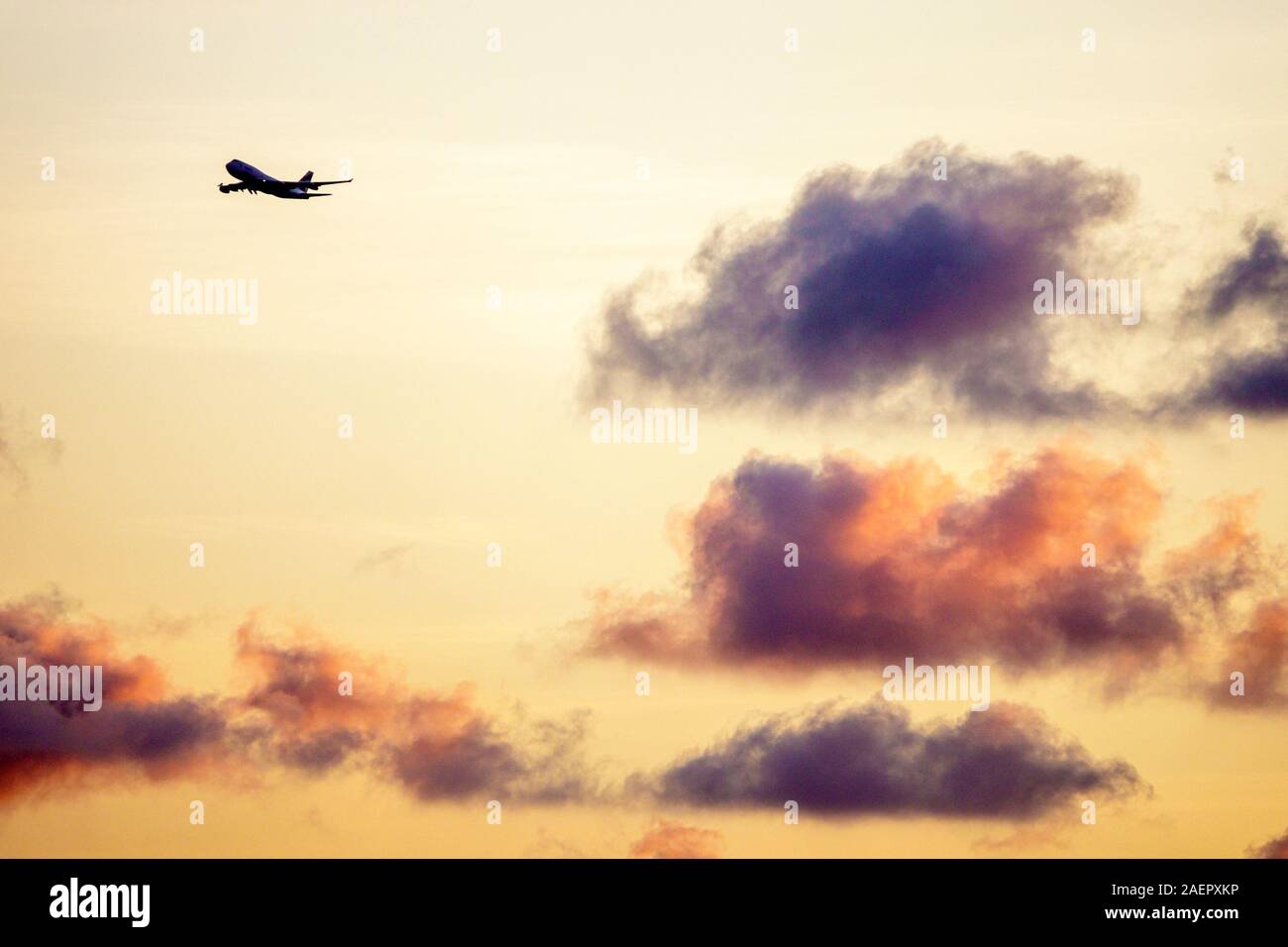 Miami Florida, Verkehrsflugzeug, Flugzeug, Abflug MIA, Himmel Wolken Sonnenuntergang, British Airways Flug, Besucher reisen Reise Tour Tourismus l Stockfoto