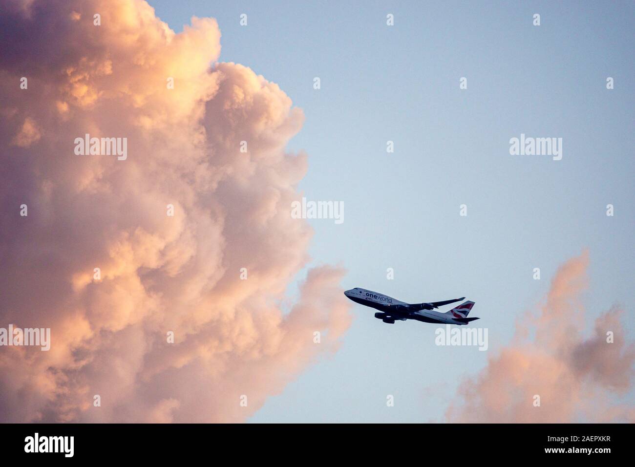 Miami Florida, Verkehrsflugzeug, Flugzeug, Abflug MIA, Himmel Wolken Sonnenuntergang, British Airways Flug, Besucher reisen Reise Tour Tourismus l Stockfoto