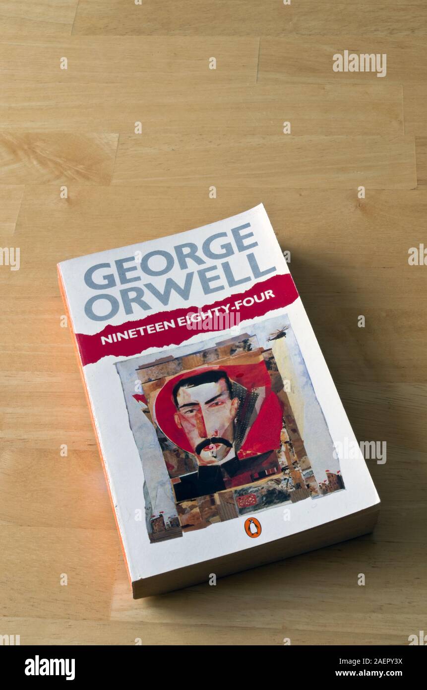 George Orwells neunzehn acht Vier (1984) Taschenbuch von Penguin Books Stockfoto