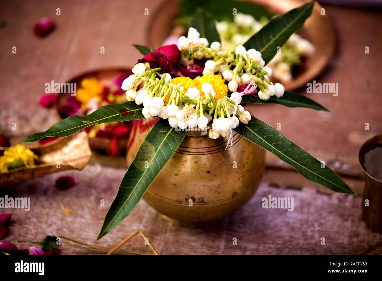 Indische Hochzeit Zeremonie: dekorative Kupfer kalash mit grünen Blättern und Blumen chameli Stockfoto
