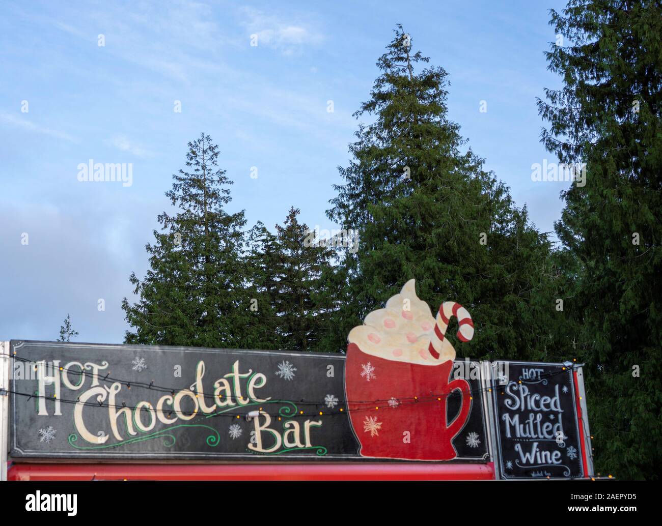 Ein Schild für einen Laden mit heißer Schokolade und Glühwein. Stockfoto