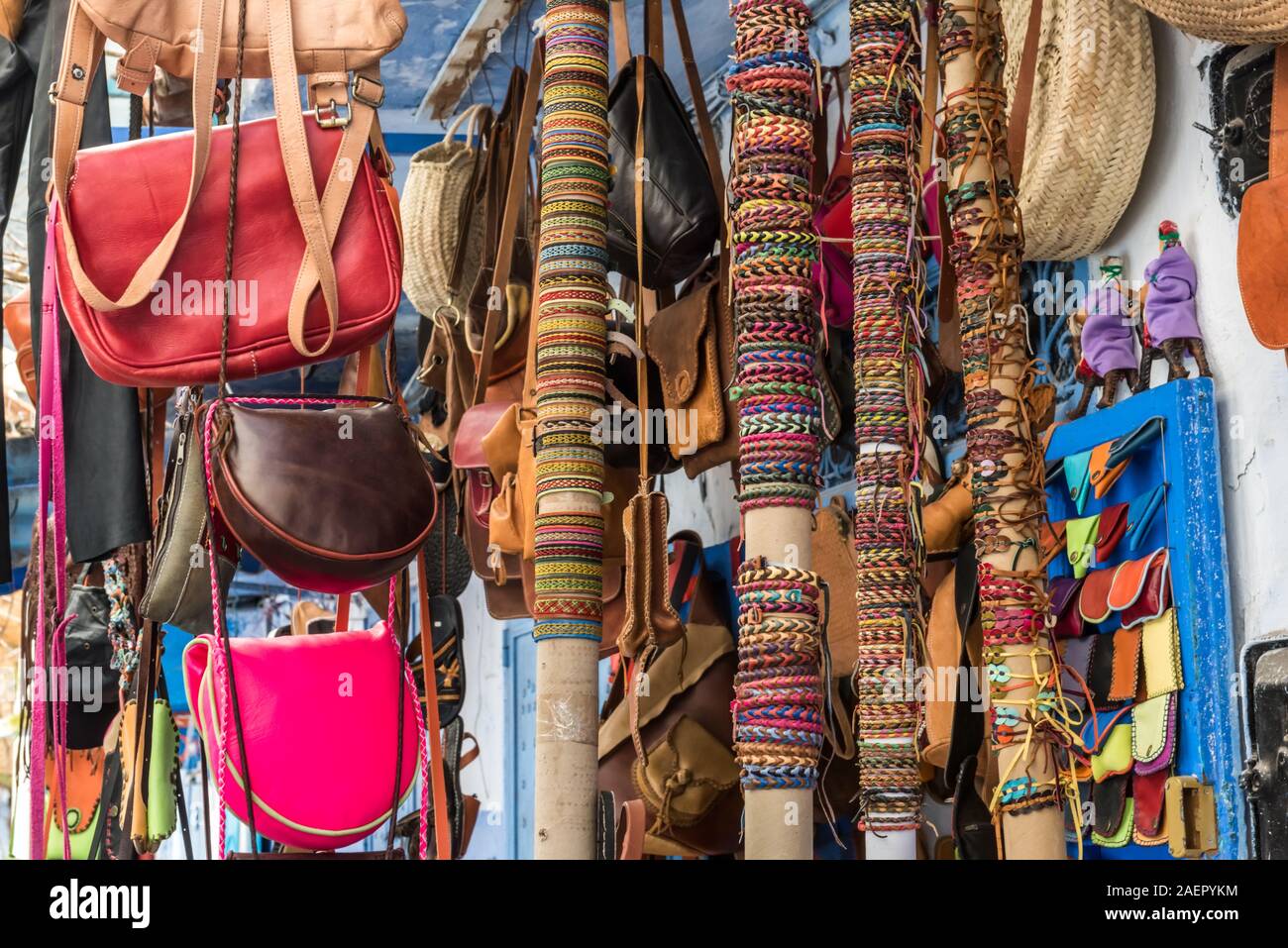 Handwerk wicker Hüte, Taschen und andere Souvenirs auf dem Markt von Marokko Stockfoto