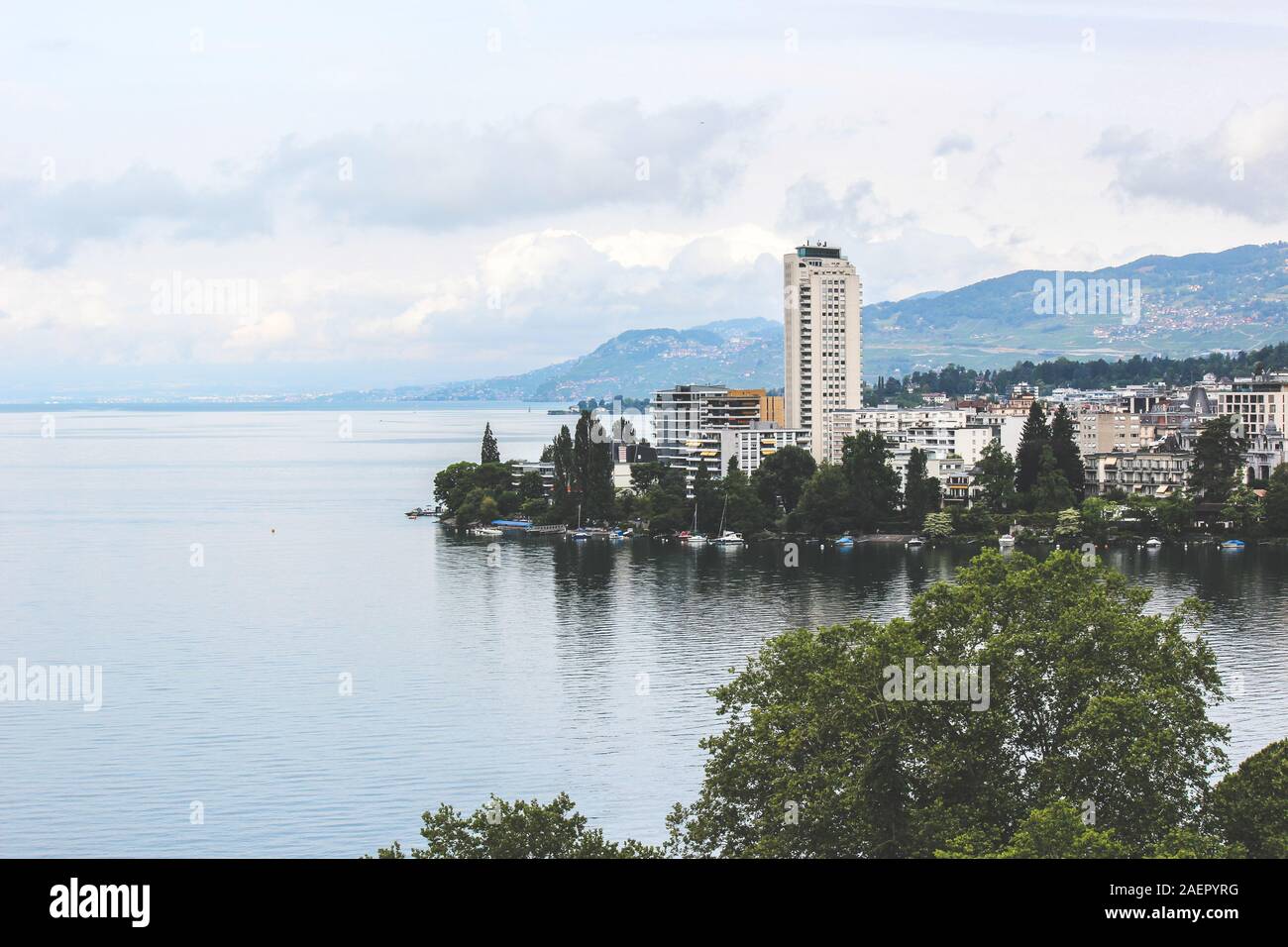 Stadt Montreux in der Schweiz an einem nebligen Tag. Gebäude, die von schönen Genfer See. Beliebtes Ausflugsziel, Schweizer Riviera. Stockfoto