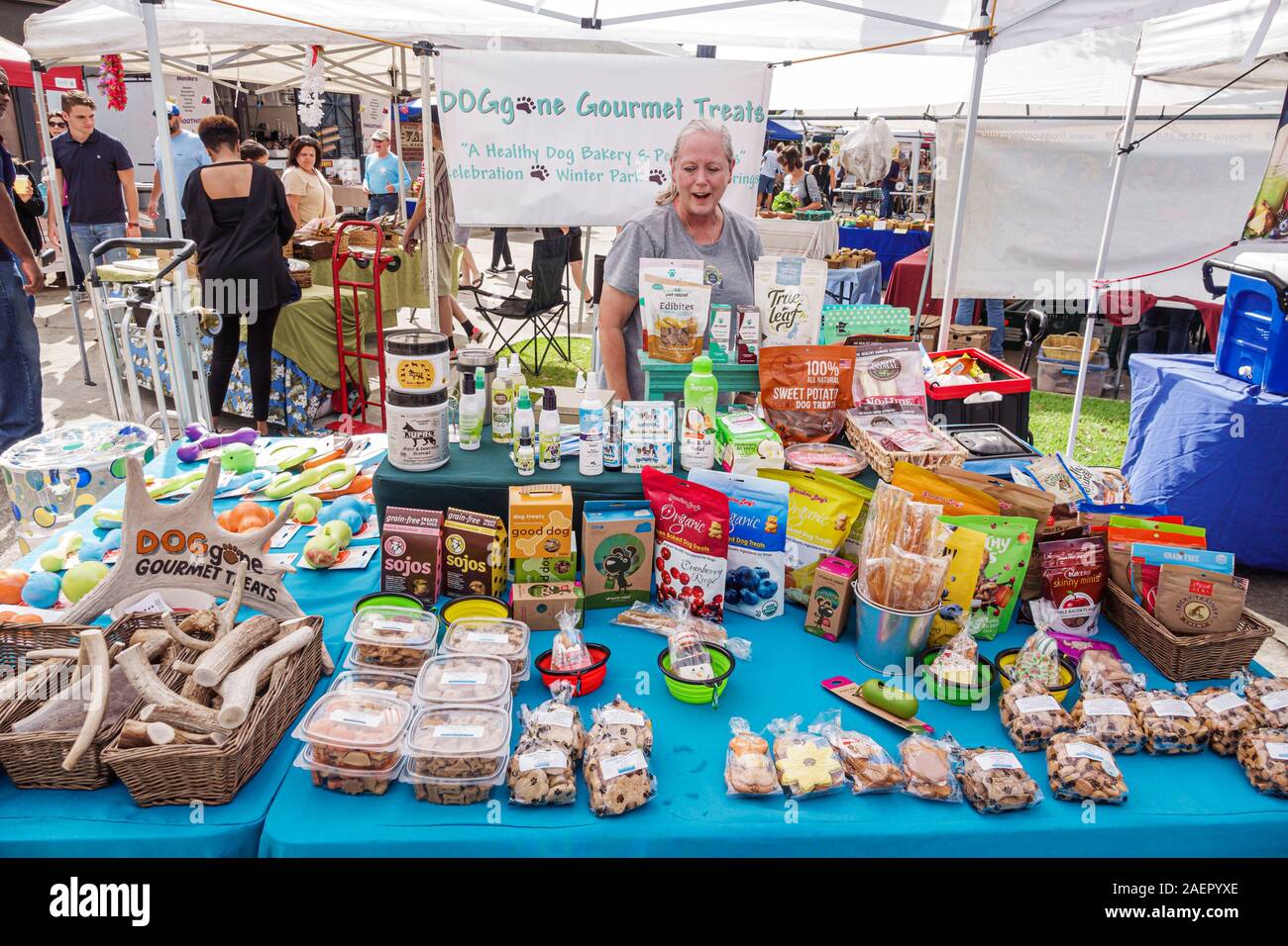 Orlando Winter Park Florida, Innenstadt, historisches Viertel, Bauernmarkt, wöchentlich am Samstag im Freien, Verkäufer, Zelt, Gourmet-Hundefreuden, Frau, Einkaufen, Ausstellungsanzeige Stockfoto