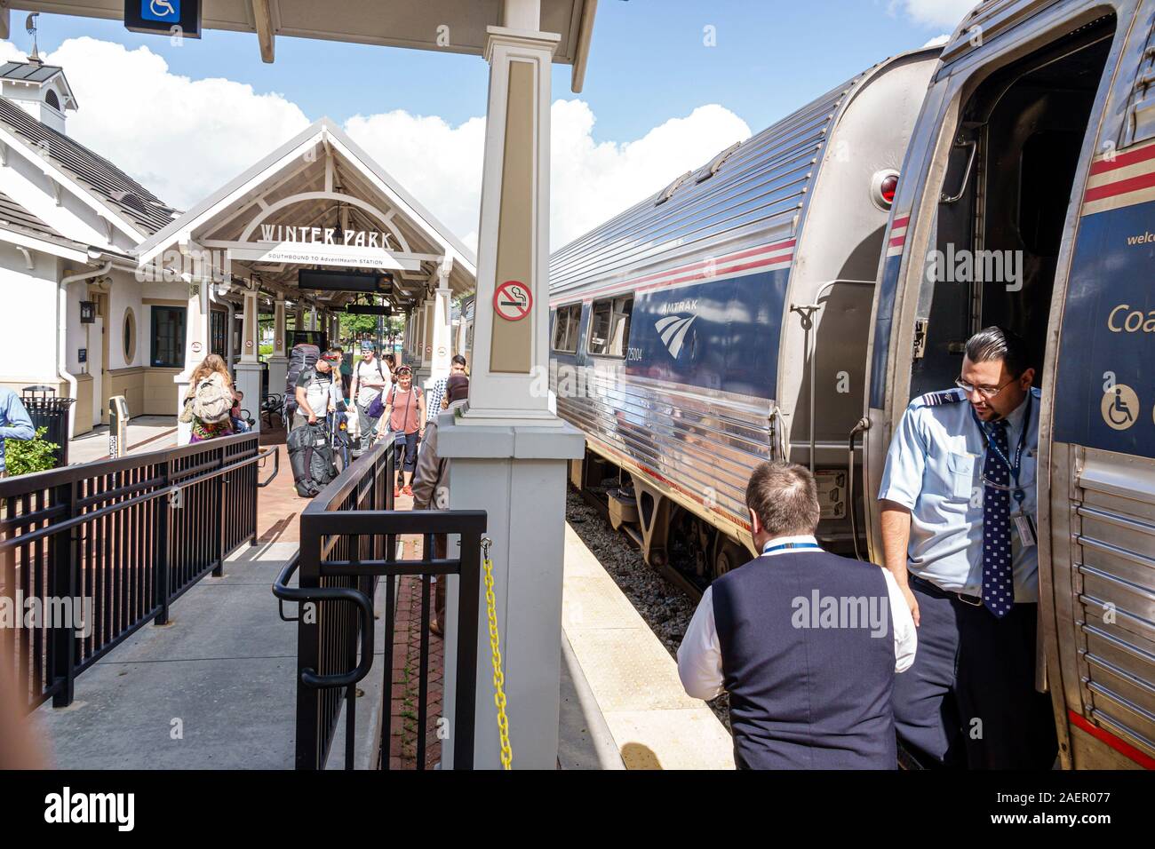 Orlando Winter Park Florida, Amtrak-/Sunrail-Amtrak-Bahnhof Sunrail, Bahnhof, Depot, Bahnsteig, Gleise, Boarding, Passagiere, Fahrer, Schaffner, Besatzung Stockfoto