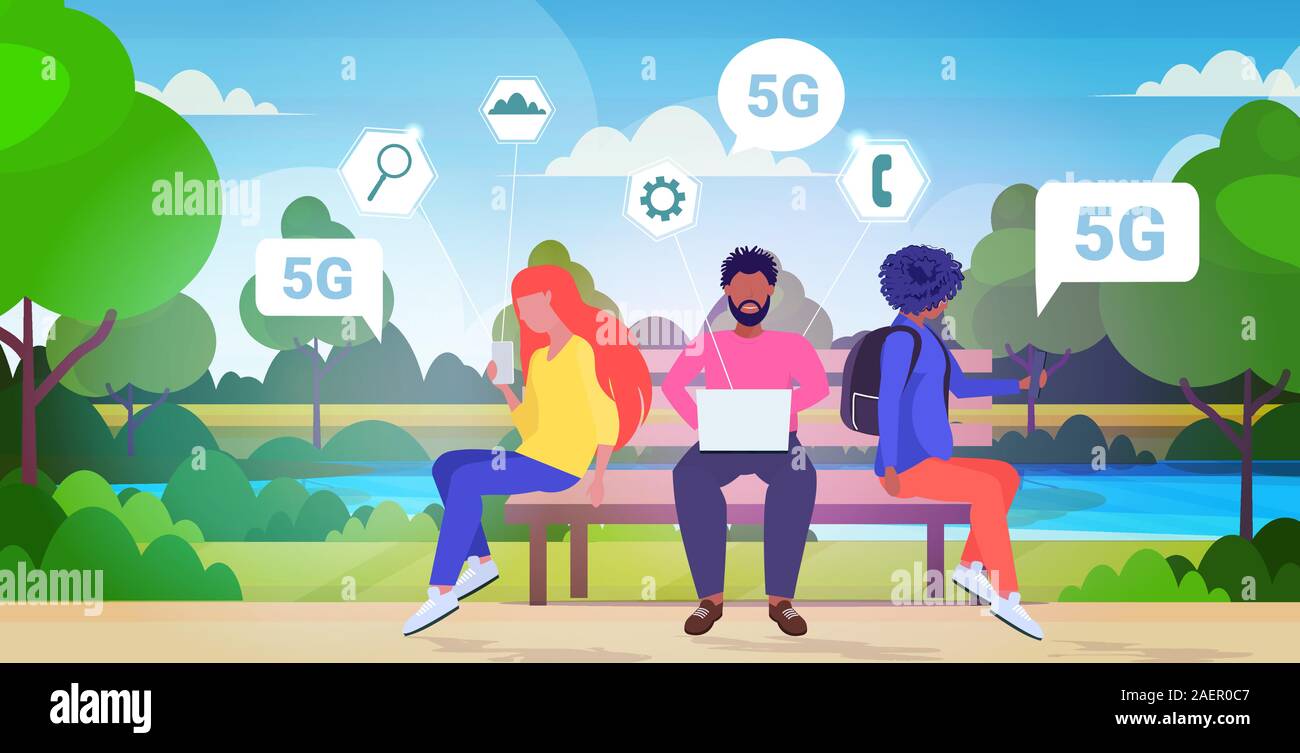 Menschen mit digitalen Gadgets 5 G online drahtloses System Verbindung 5. innovative Generation der Internet Männer Frauen sitzt auf der Bank städtischen Park Landschaft Hintergrund voller Länge horizontale Vektor illustration Stock Vektor