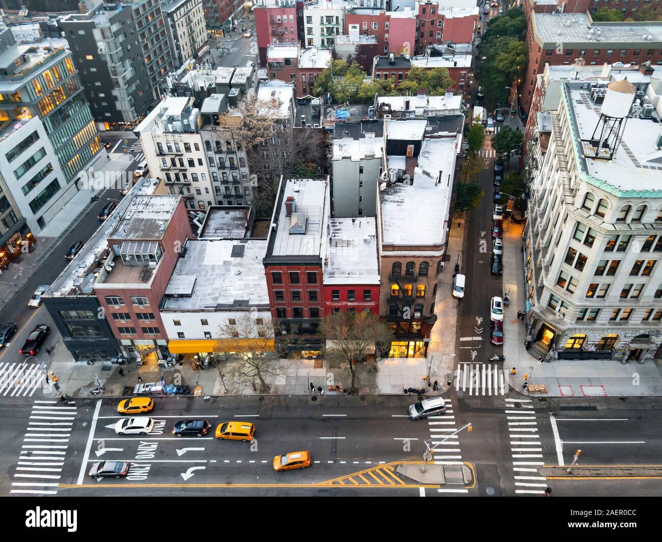 Ansicht von oben von New York City Straße Szene mit Taxis fahren auf Bowery vorbei an den Gebäuden der Nolita Gegend in Manhattan NYC Stockfoto