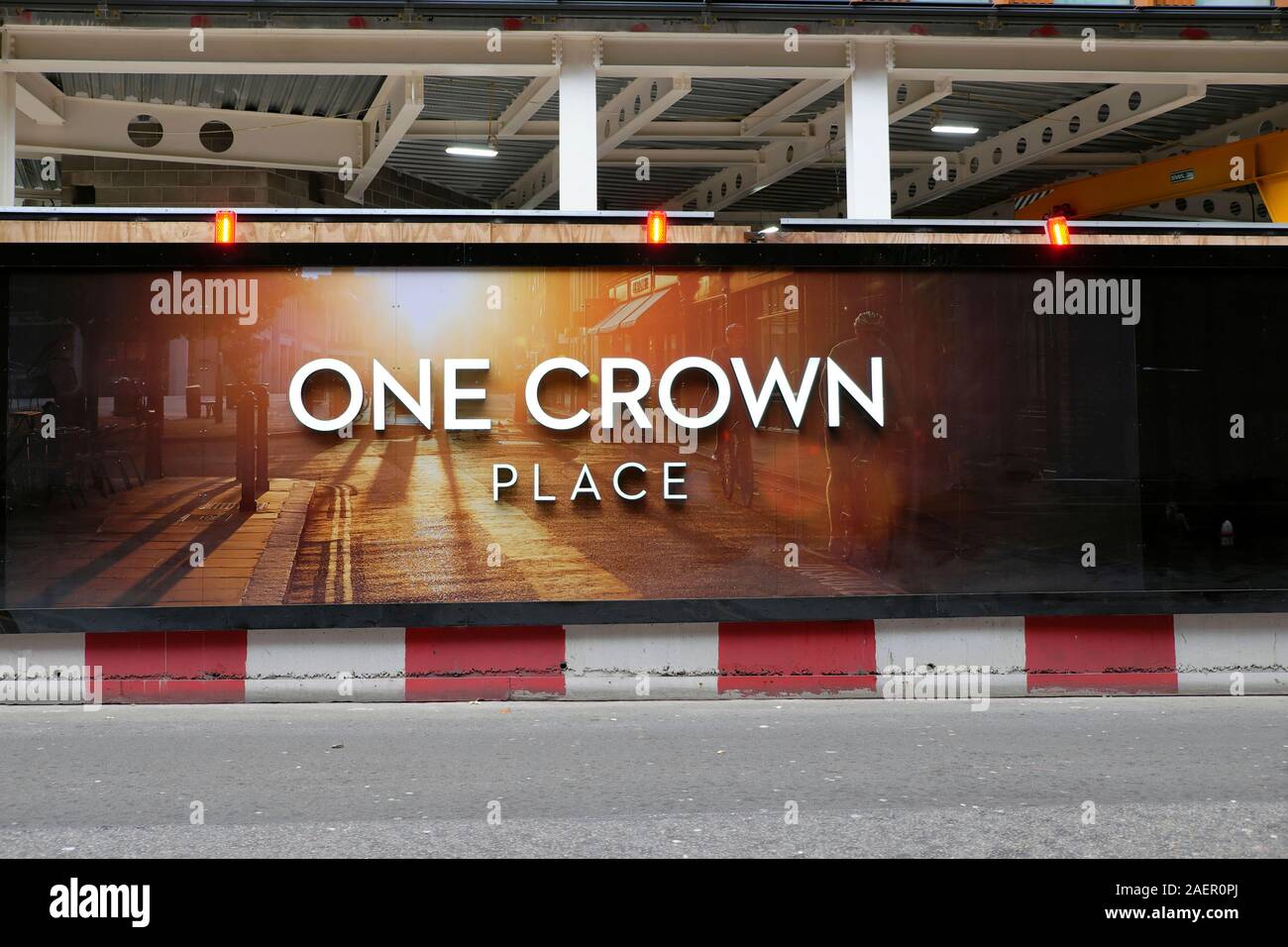 Eine Krone Ort Hochhaus Baustelle Schild auf Bau Horten in der Stadt London England UK KATHY DEWITT Stockfoto