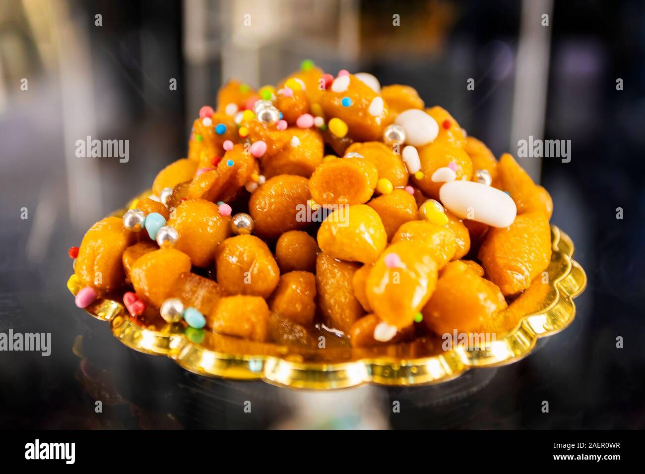 Struffoli, typisch neapolitanischen Gebäck, bestehend aus vielen kleinen Kugeln des Teigs (realisiert mit Mehl, Eiern, Schmalz, Zucker, Anislikör auf Papier), gebraten, ich Stockfoto