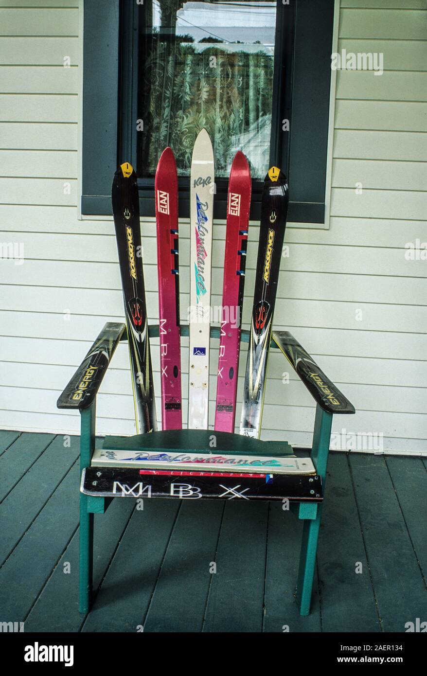 Porch Adirondack Stuhl mit Vintage-Ski, New Hampshire, New England, USA, FS 16,95 MB. 300ppi. DT 2019 Ski-Veranda Möbel Stockfoto