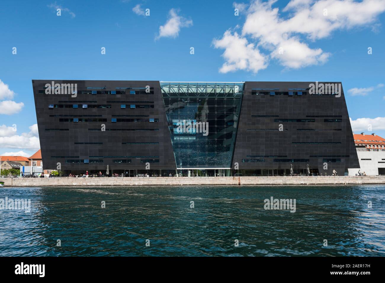 Black Diamond Kopenhagen, Blick aufs Wasser Den Sorte Diamant Building, eine moderne Erweiterung der Königlichen Bibliothek in Slotsholmen, Kopenhagen. Stockfoto