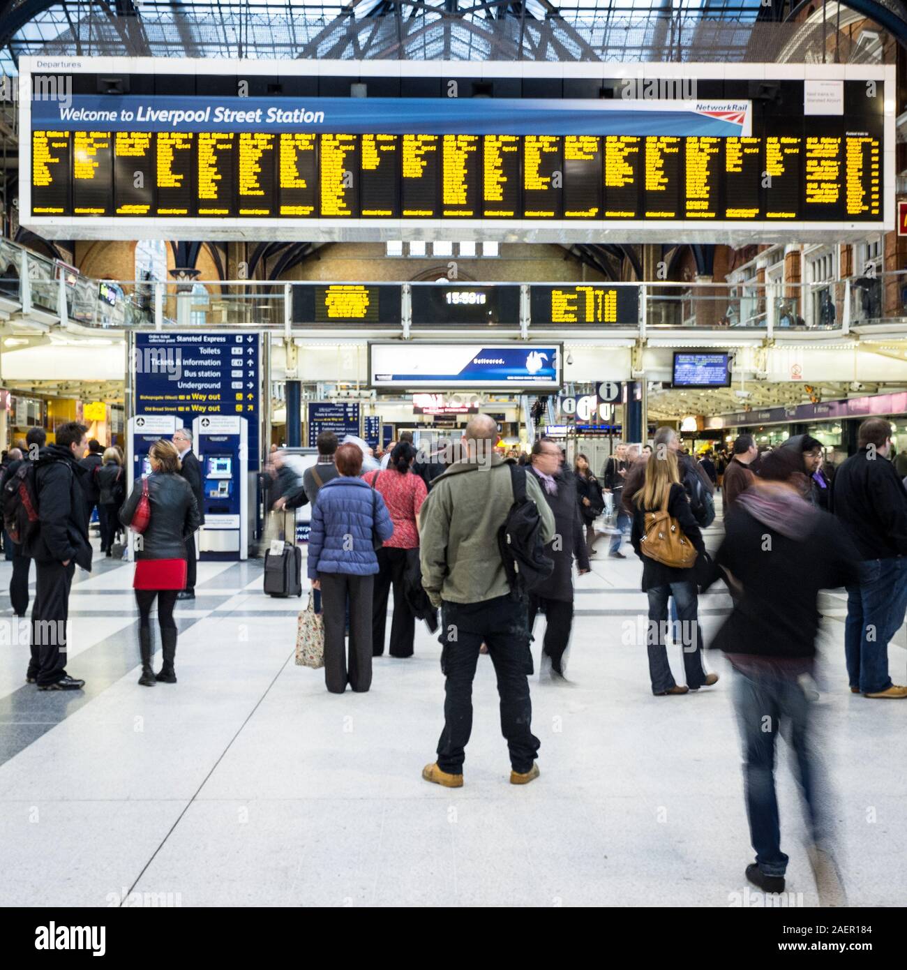 LONDON, Großbritannien - 17 November 2011: Liverpool Street Station. Unter den Passagieren auf dem zusammentreffen, um den Bahnhof in der Stadt. Stockfoto