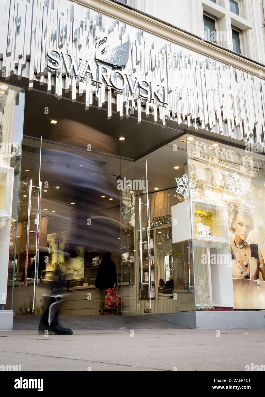 LONDON, Großbritannien - 23 November 2011: Verschwommenes Käufer zu Fuß vorbei an der shop Front der Swarovski Store auf der Londoner Oxford Street. Stockfoto