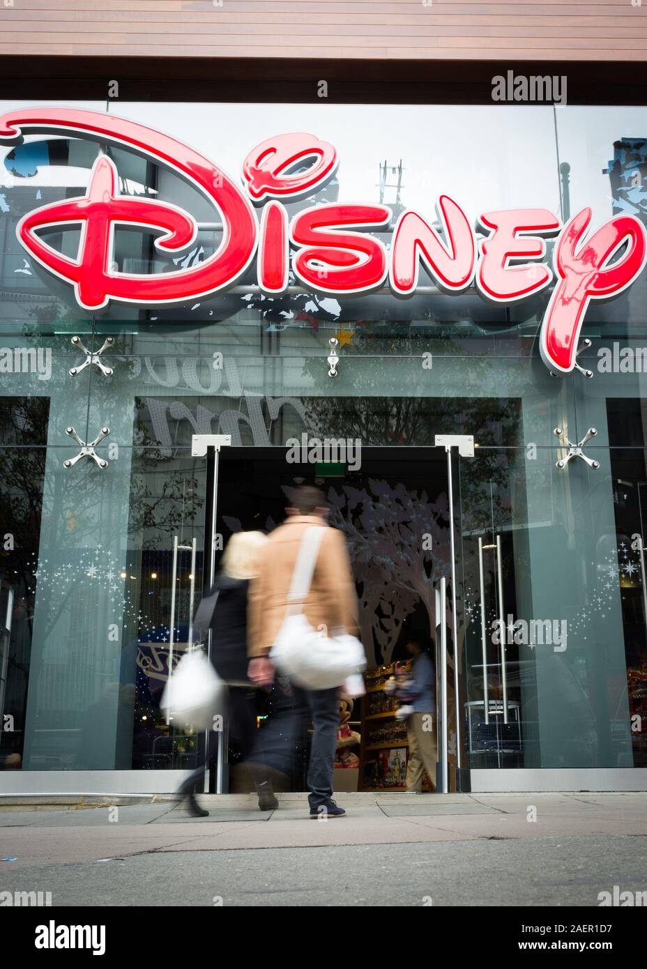 Disney Store, Oxford Street, London. Anonyme Käufer zu Fuß vorbei an der Disney Store im Herzen des Londoner Einkaufsviertel. Stockfoto
