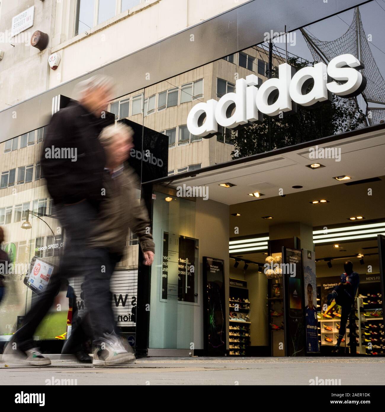 LONDON, Großbritannien - 23 November 2011: Adidas Sport Shop. Anonyme Käufer vorbei gehen. Die adidas Sport Händler auf dem Londoner Oxford Street. Stockfoto