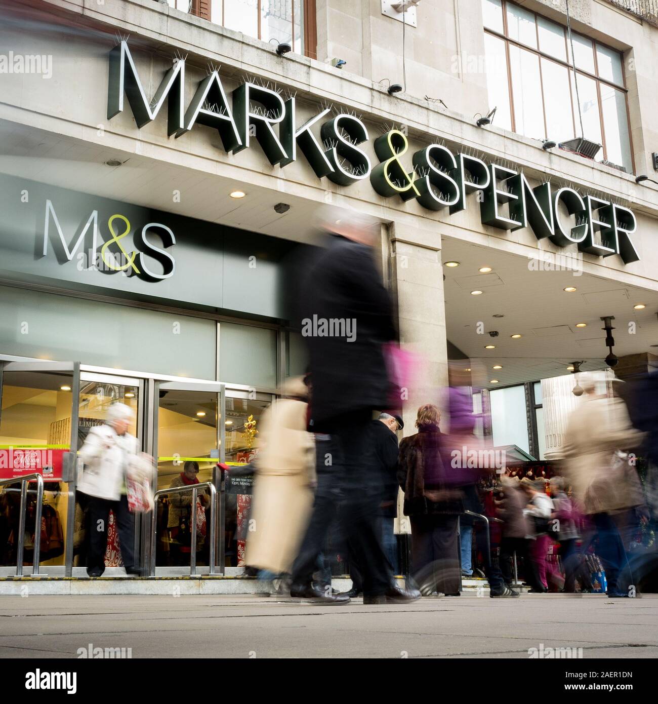 LONDON, Großbritannien - 23 November 2011: Marks & Spencer. Anonyme Käufer vorbei gehen. Das flaggschiff M&S Store in der Londoner Oxford Street Shopping District. Stockfoto