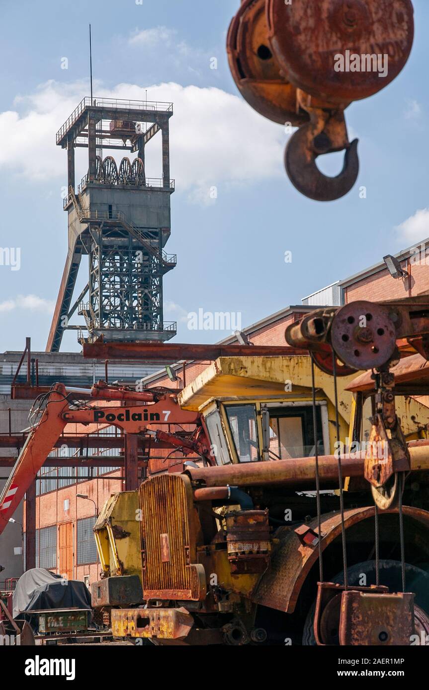 Alter Bergwerkstollen Turm mit verrosteten Bergbau Ausrüstung, Fahrzeuge und Kran, La Mine Wendel Museum, Mosel (57), Frankreich Stockfoto