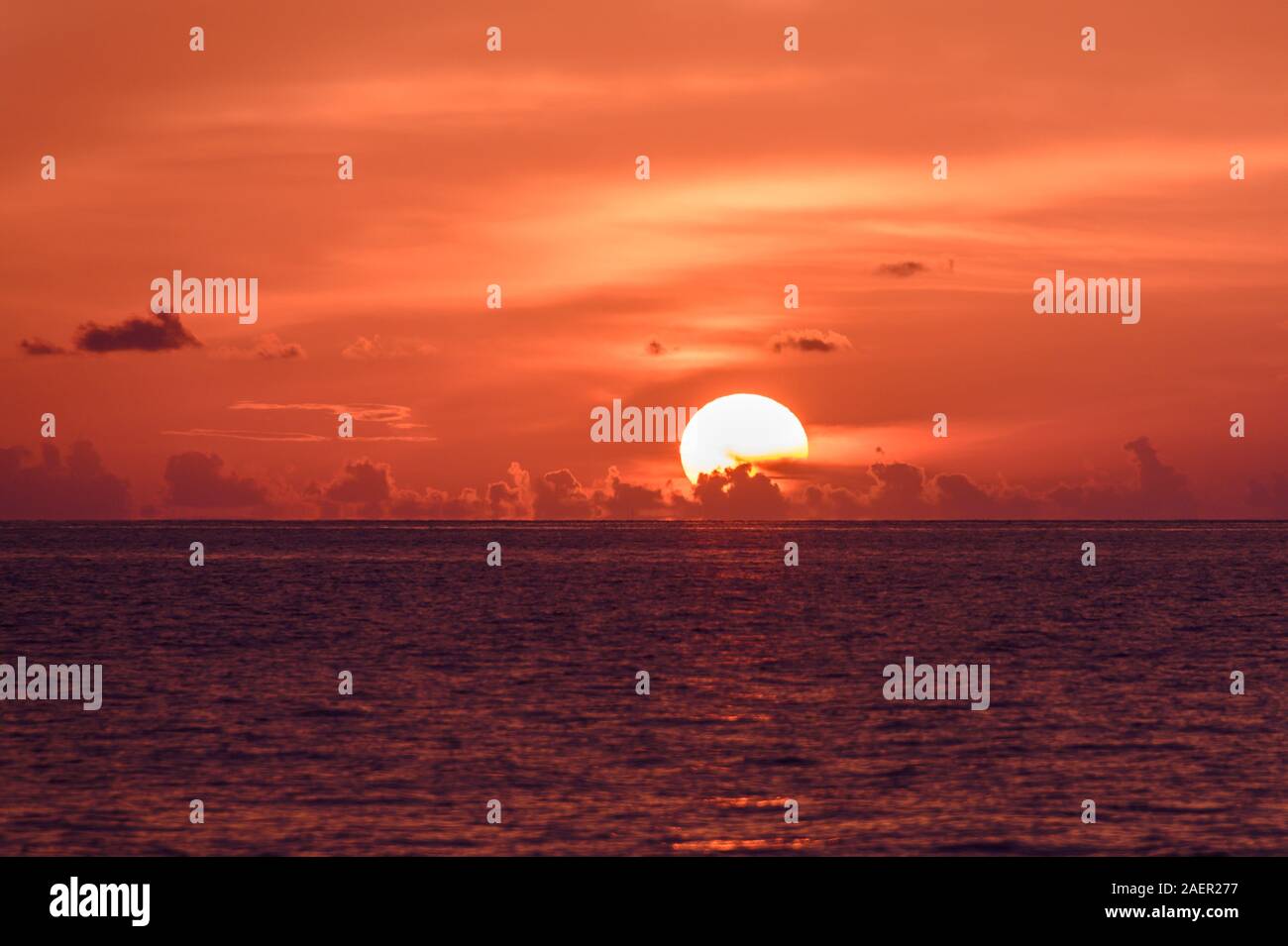 Sonnenuntergang auf Vilamendhoo, Malediven Stockfoto