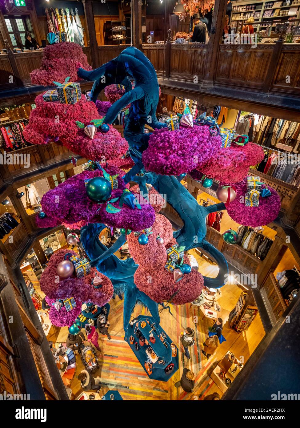 Der Baum der Freiheit 'Weihnachten Anzeige in der Liberty, London. Ein Rosa und Teal 8 m hoch schwebenden bonsai Skulpturen geschmückt mit präsentiert. Stockfoto