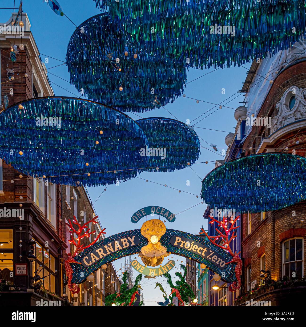 Carnaby Street Christmas lights 2019 In Zusammenarbeit mit Ocean conservation Charity Project Zero, bestehend aus theatralischen Unterwasser Szenen und Meer Stockfoto
