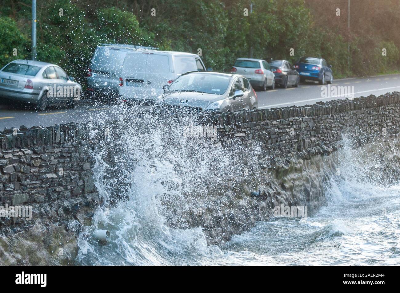 Bantry, West Cork, Irland. Gale force Wind und rauer See in Bantry Hafen, verursacht Wellen auf das Meer Wand bei Flut zu diesem Nachmittag zerschlagen. Met Éireann erteilt ein Gelber Wind Warnung für ganz Irland heute morgen. Credit: Andy Gibson/Alamy Leben Nachrichten. Stockfoto