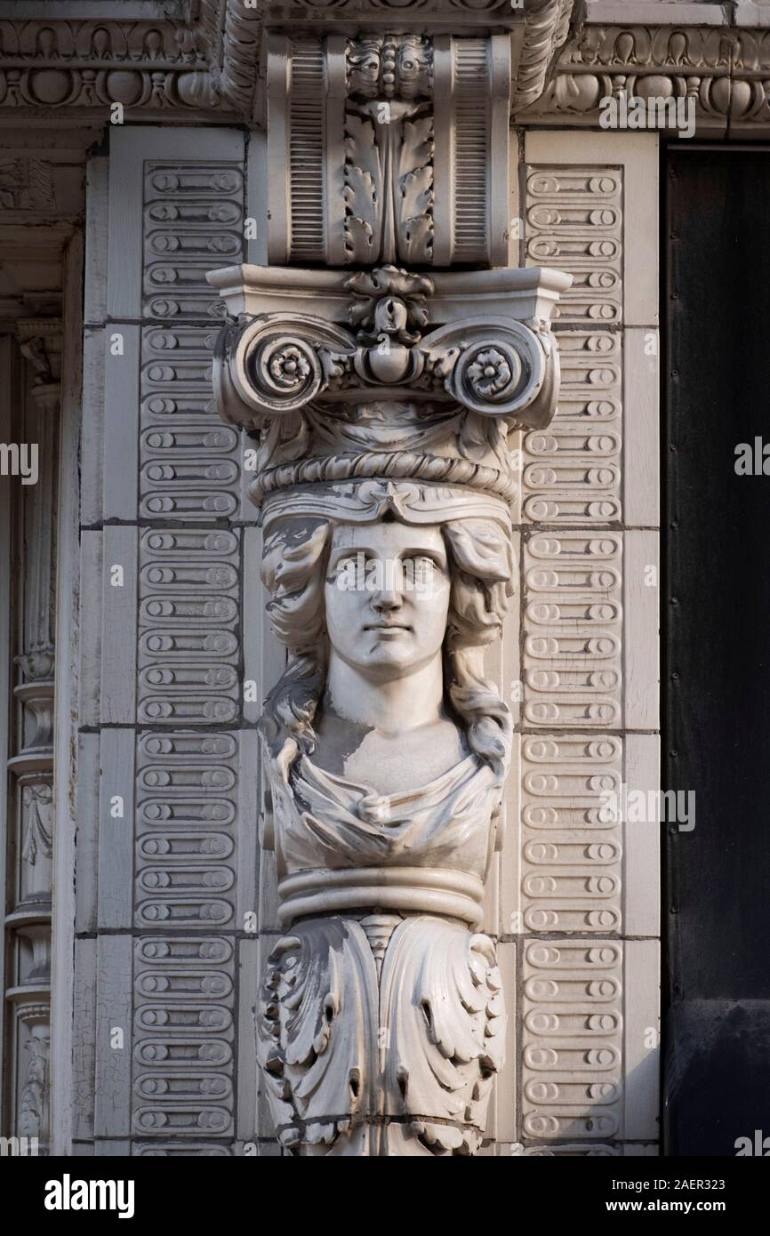 Terra Cotta architektonisches Detail einer Figur auf der Säule eines historischen Gebäudes in der Innenstadt von St. Louis, Missouri Stockfoto