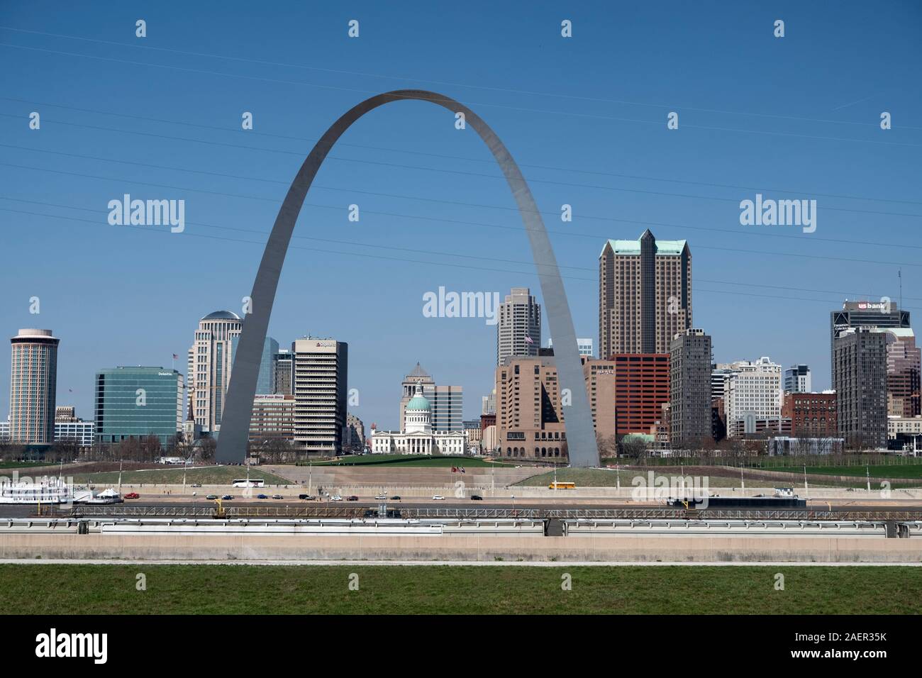 Blick auf die St. Louis Arch aus über dem Mississippi River Stockfoto