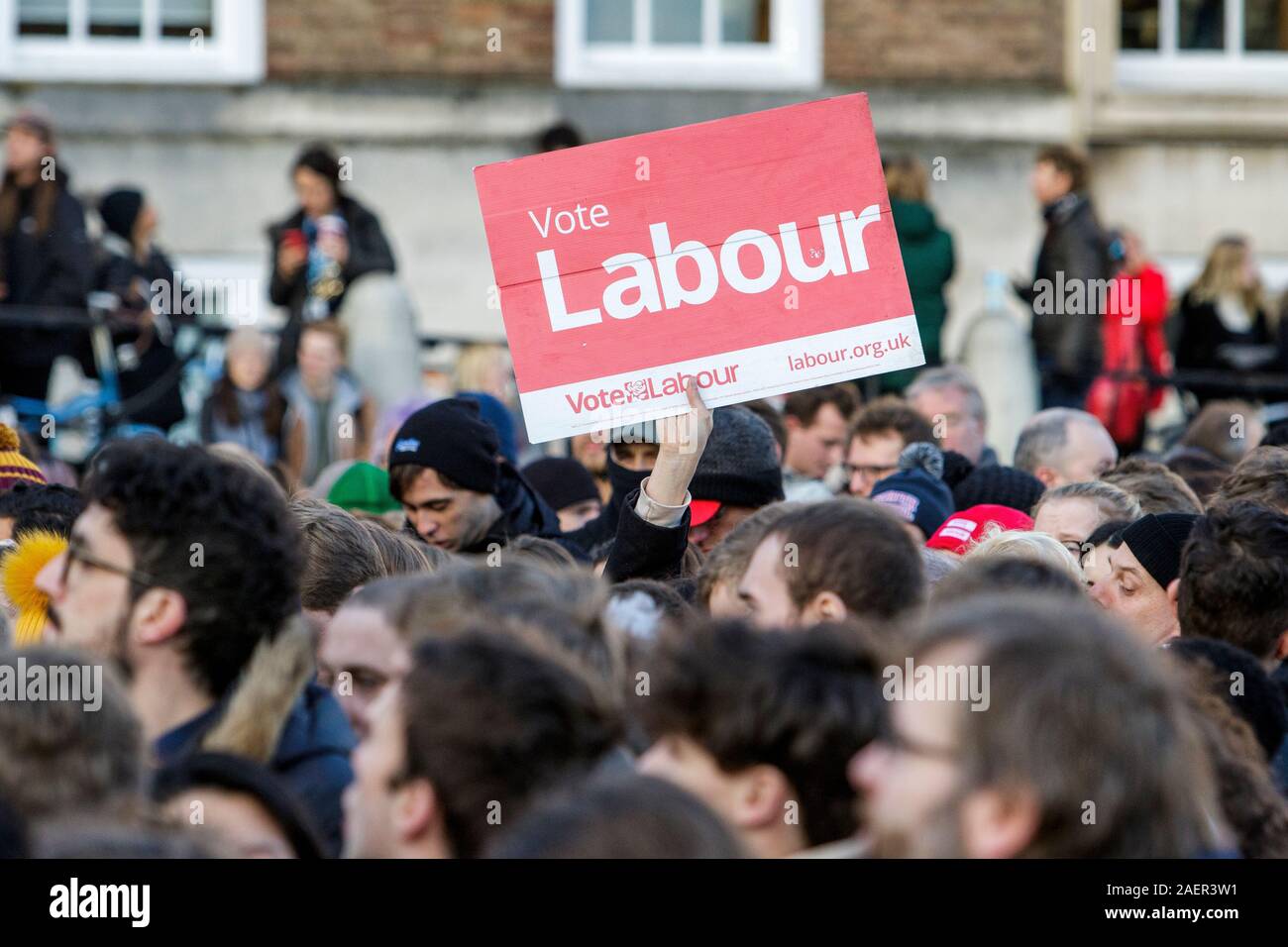 Bristol, UK, 9. Dez, 2019. Jeremy Corbyn Anhänger abgebildet, da sie sich auf die Reden an einer Labor Party Rally in College Green, Bristol hören. Stockfoto