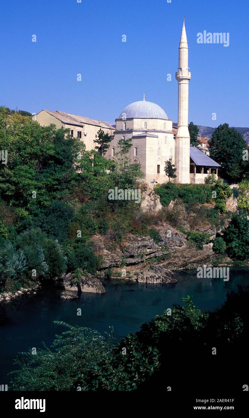 Die Kuppel und Minarett der Koski Mehmed Pascha Moschee durch die Neretva in Mostar, Bosnien & Herzegowina Stockfoto