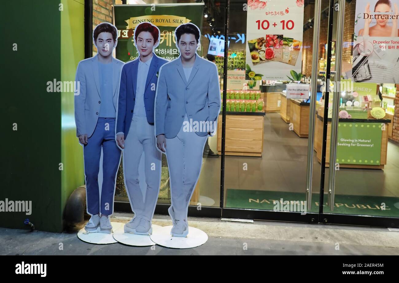 New York, NY, USA. Apr 2017. KPop oder koreanischen Pop junge Band EXO ausschneiden oder stehen in einem K-Town store in Manhattan. Stockfoto