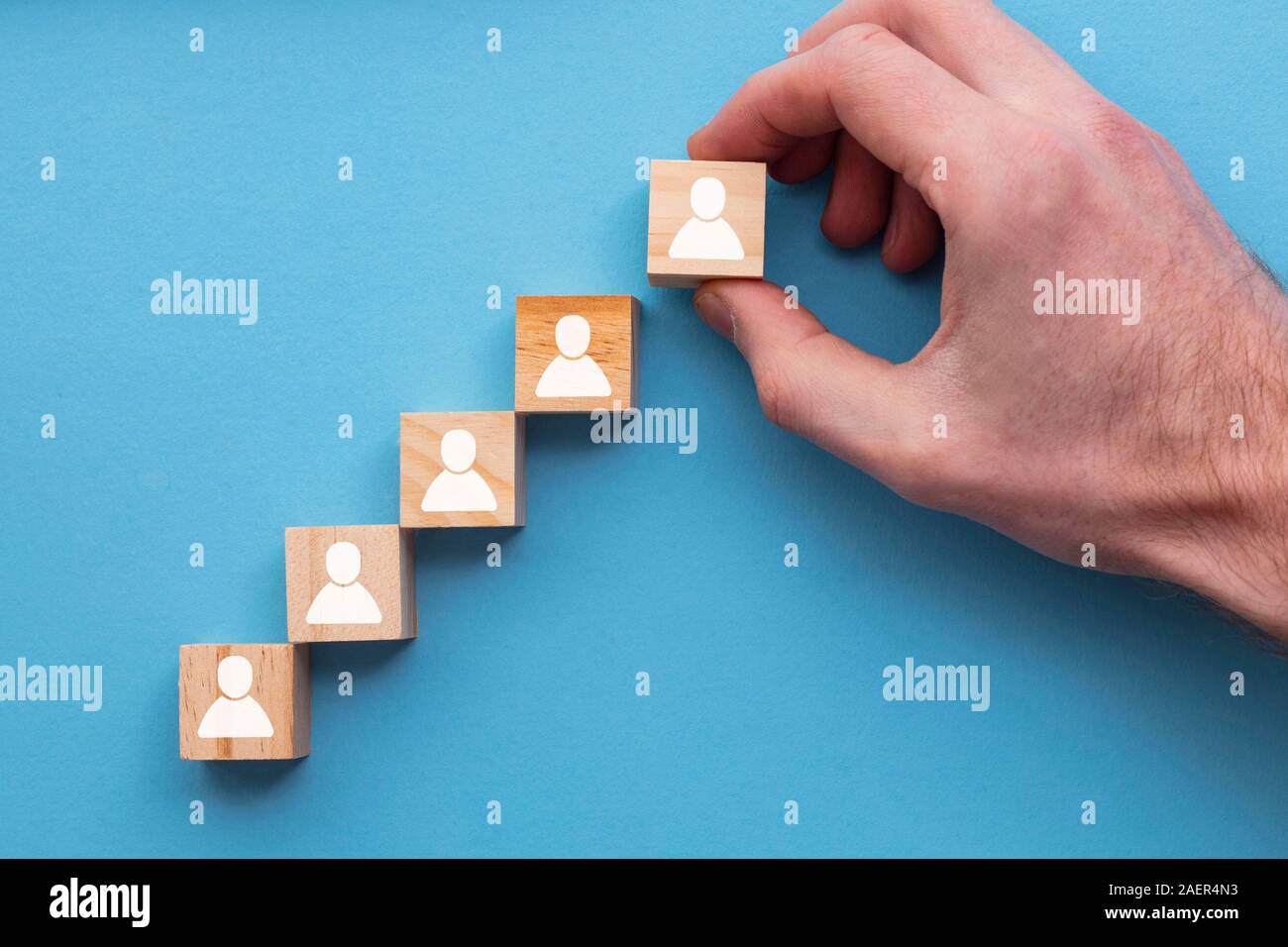 Hand hinzufügen ein neues Team Mitglied zu einer Gruppe. Business Management Konzept Stockfoto