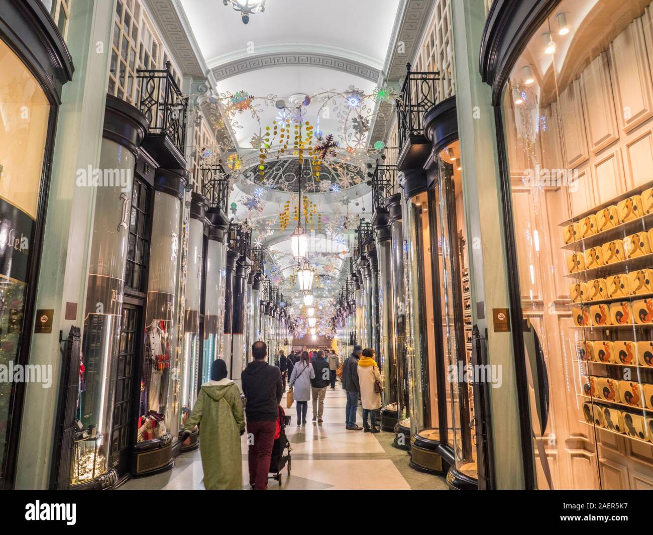 Der Piccadilly Arcade mit dezenten traditionellen Weihnachtsschmuck und Shopper stöbern Festliche windows Piccadilly London UK Stockfoto