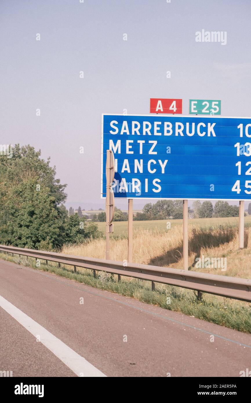 Straßenschild mit Angabe der Entfernung nach Paris, Frankreich Stockfoto