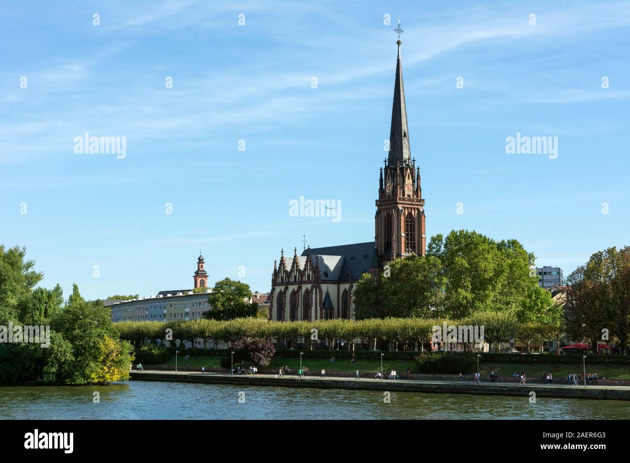 FRANKFURT, Deutschland - 15. SEPTEMBER: Die Kirche der Heiligen drei Könige am Main in frankfut am 15. September 2019. Foto vom Mainkai genommen Stockfoto