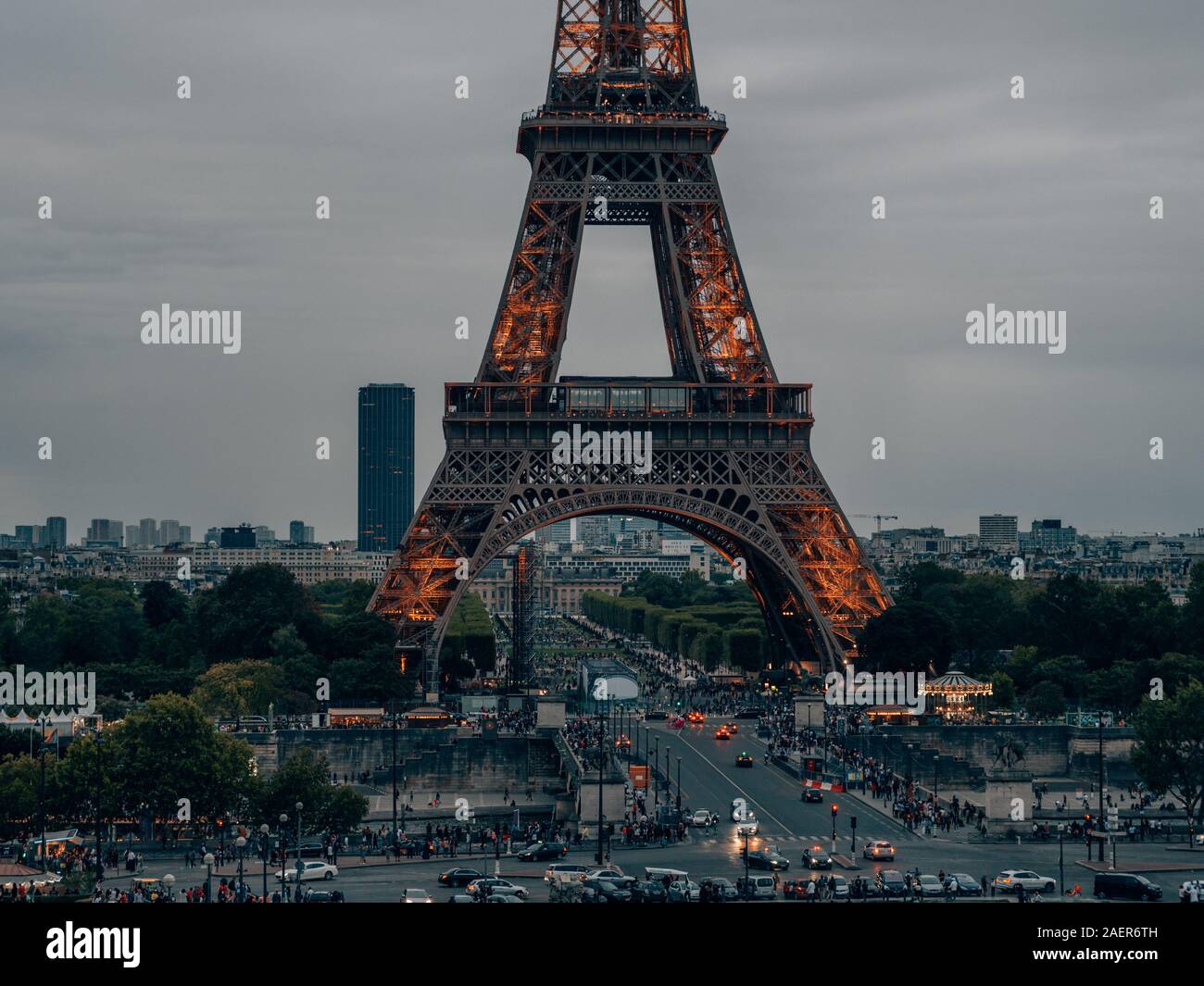 Beleuchtet Eiffelturm am Abend in Paris, Frankreich Stockfoto