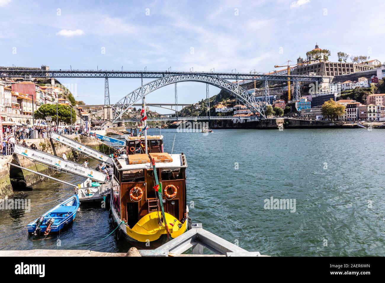 Porto, Nordufer des Douro Flusses ostwärts gegen Luis I Brücke. Touristen Warteschlange Bootsfahrten auf dem Fluss Douro zu nehmen Stockfoto