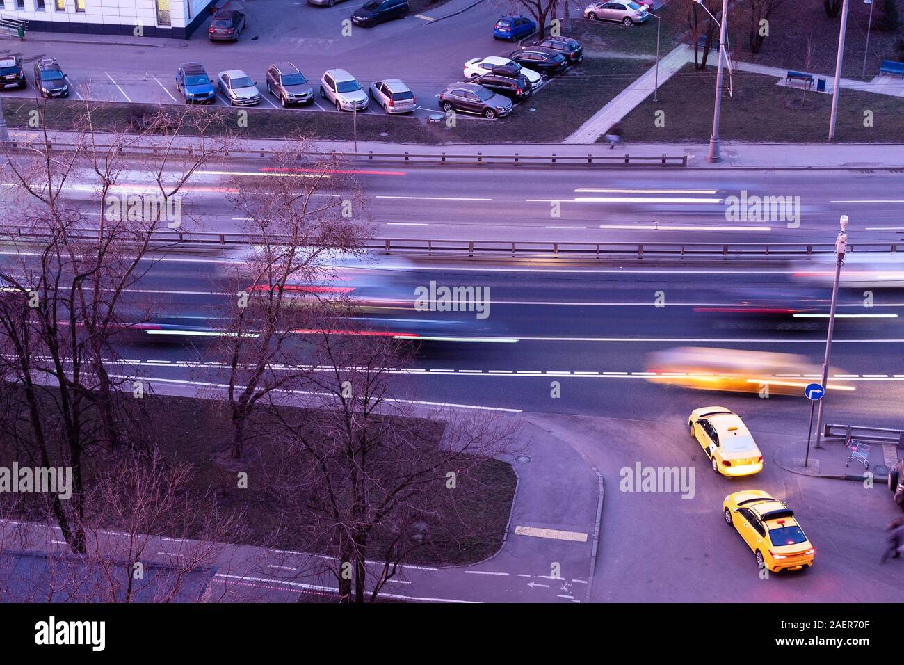 Oben Ansicht von Taxi-und Urban Street mit fahrenden Autos in violett Dämmerung in der Stadt Moskau im Herbst Abend Stockfoto